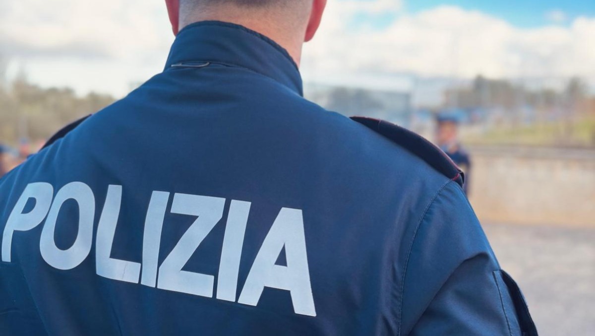 Vagava tra le auto che correvano, anziana salvata dalla polizia - 