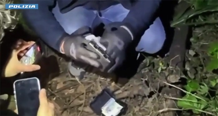 Dal “deposito mobile” nel bagagliaio all’albero-cassaforte in pineta: la Polizia smantella due basi di cocaina.  - 