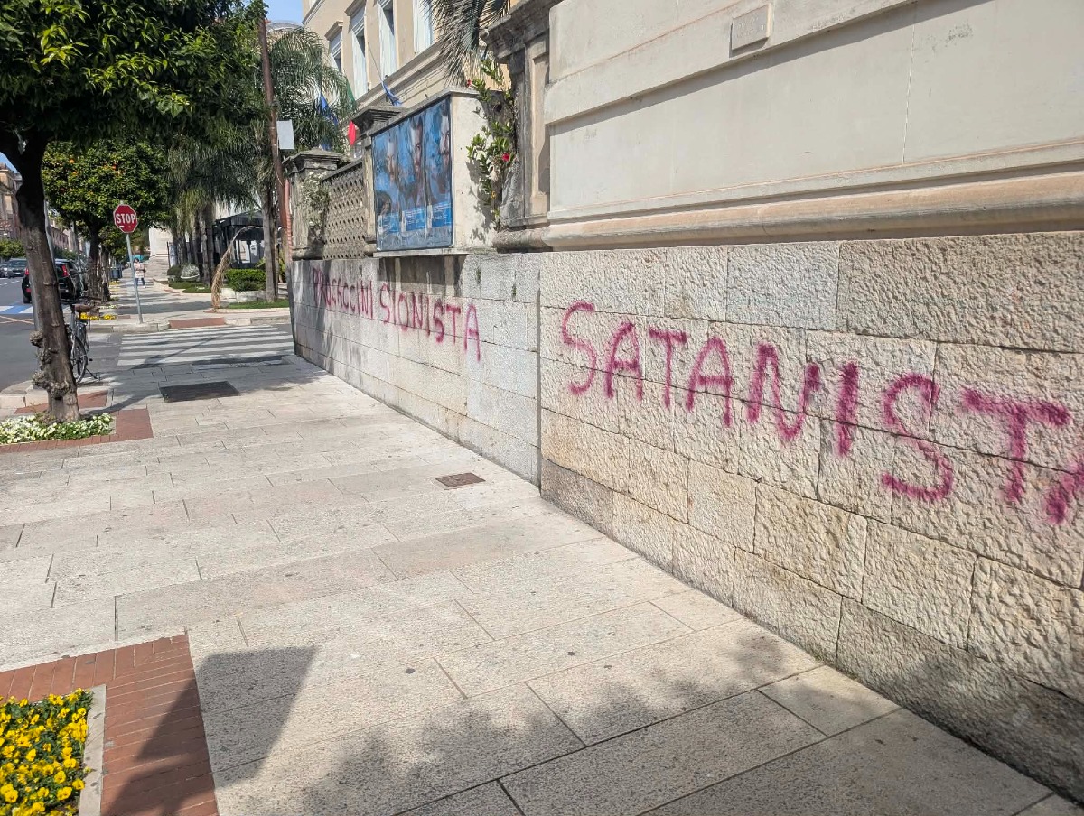 Scritte offensiva a Terracina sotto casa dell'onorevole Procaccini - 