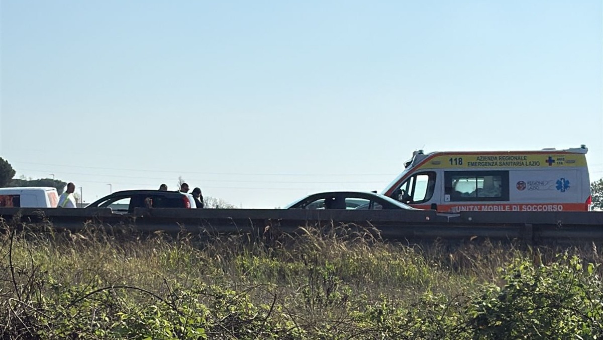 Pontina, incidente tra 4 veicoli altezza svincolo per via Nettunense - 