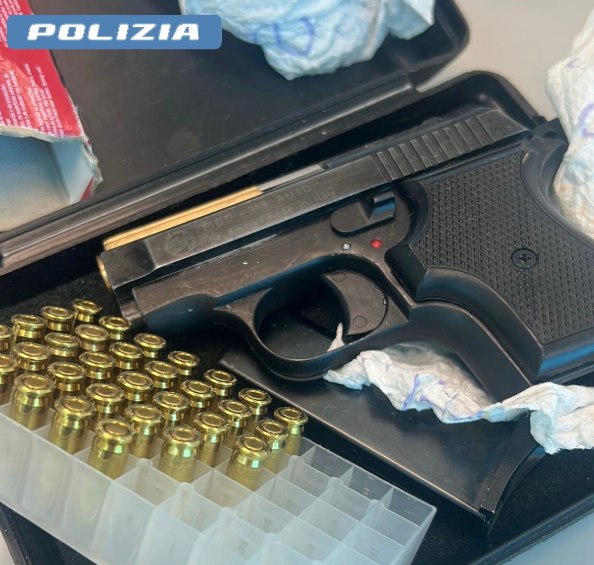 Coppia di Aprilia in manette: in casa oltre 3 chili di droga, una pistola, munizioni e appunti sospetti. - 