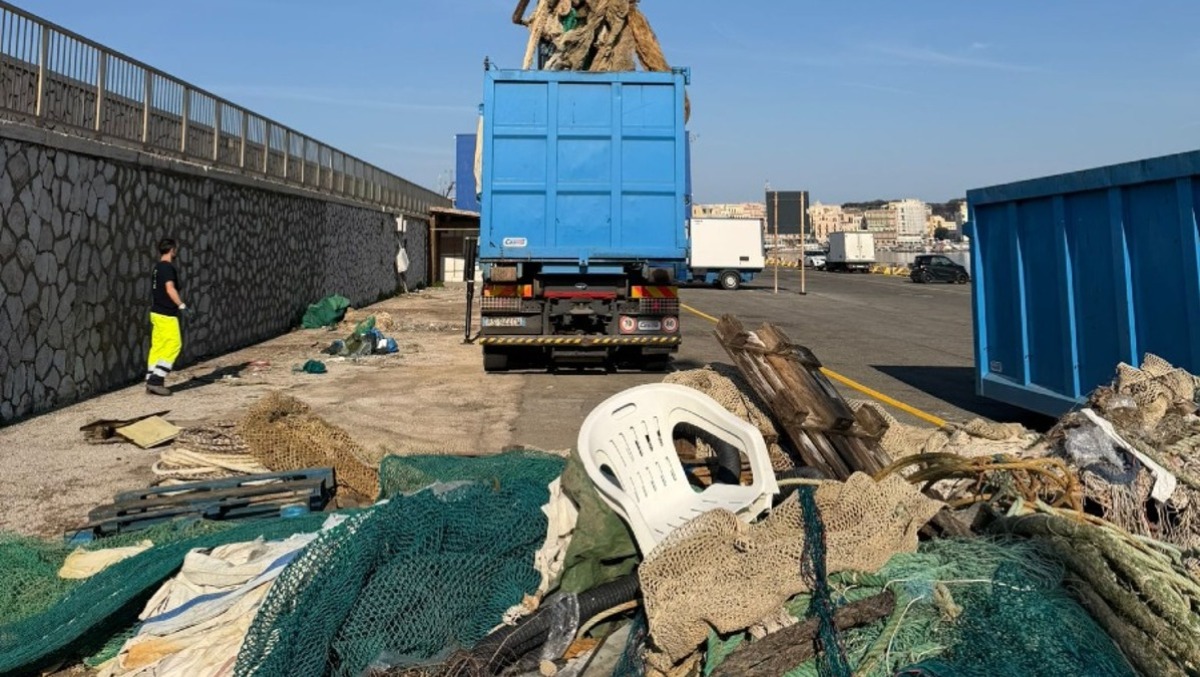 Tonnellate di rifiuti al porto di Anzio: rimosse reti vecchie, cime e altri rifiuti scaricati illegalmente. - 