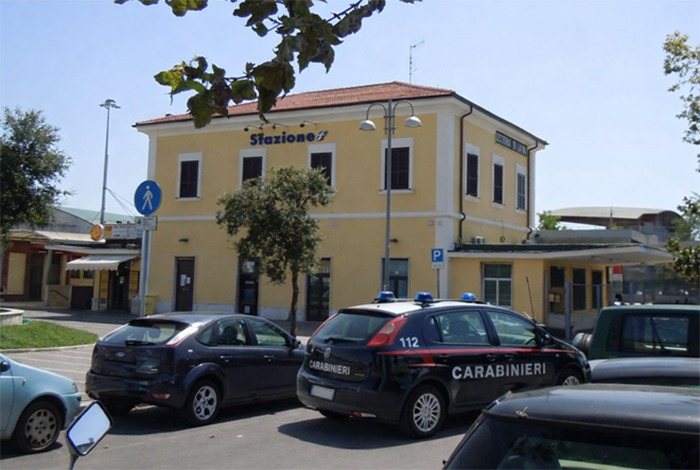 Cisterna, si aggirava nella zona della stazione armato di taglierino e coltello. - 