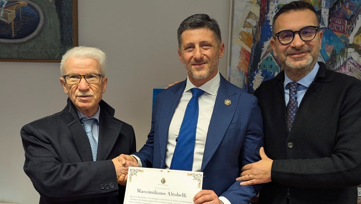 Disarma un minore durante l'aggressione, riconoscimento in Comune per il poliziotto eroe  - 