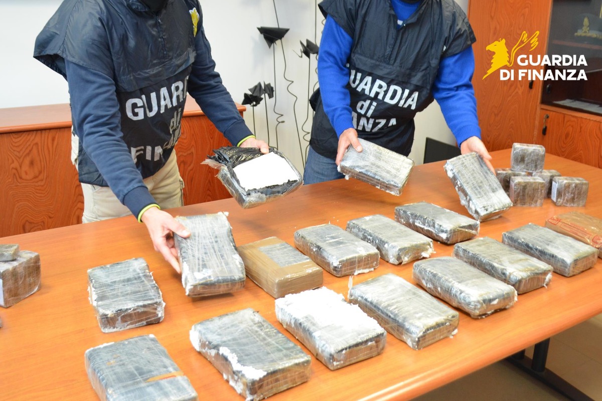 25 chili di droga nei pacchi express: operazione della Finanza tra Pescara e Roma - 