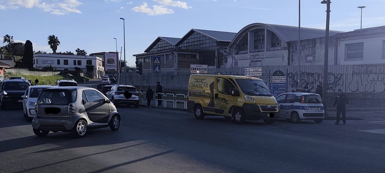 Aprilia - Semaforo guasto all'incrocio, ci scappa l'incidente - 