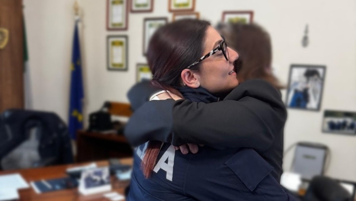 Tenta di lanciarsi nel vuoto dal quinto piano: salvato in un istante fatale da due poliziotti. - 