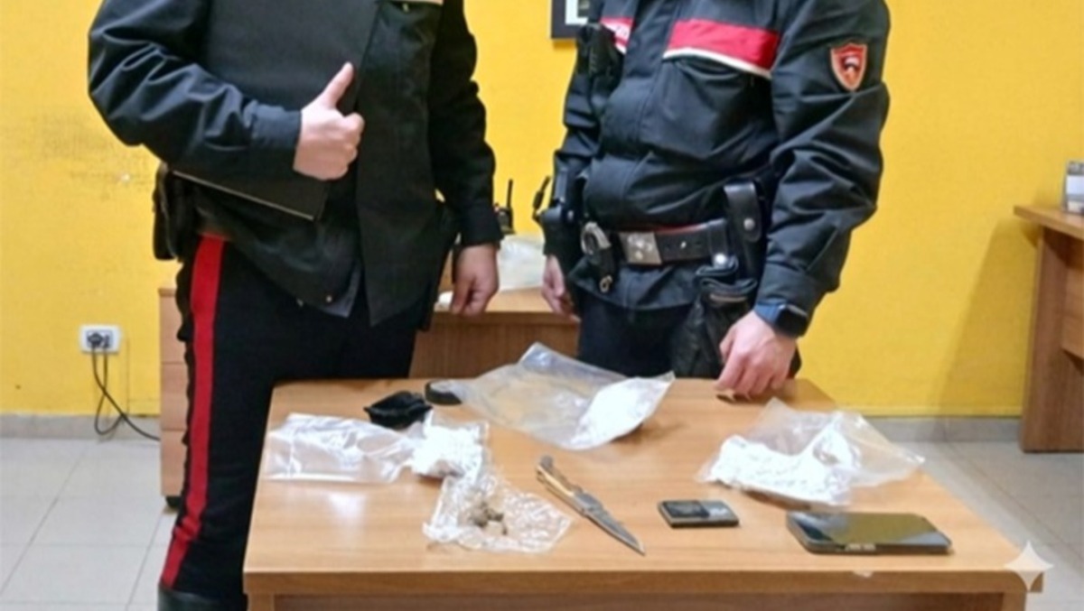 In auto aveva 3 etti di cocaina ed un coltello. 27enne di Latina arrestato dai Carabinieri. - 