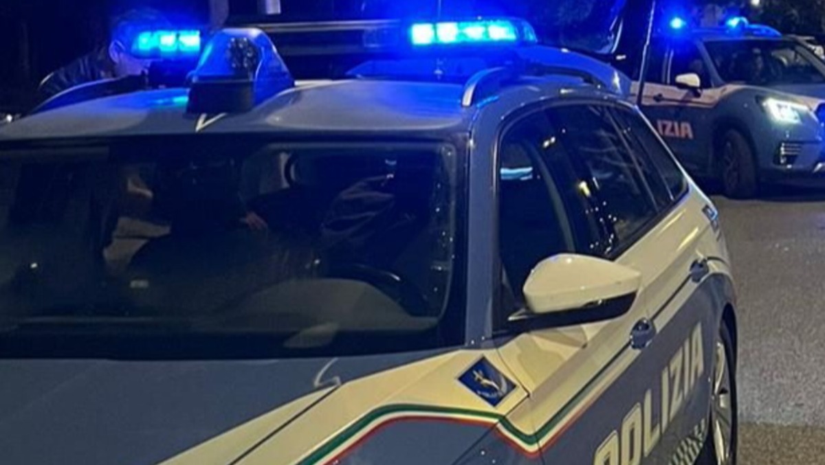 Auto in fiamme nella notte ad Aprilia, in periferia: ipotesi sgarro dopo litigio  - 
