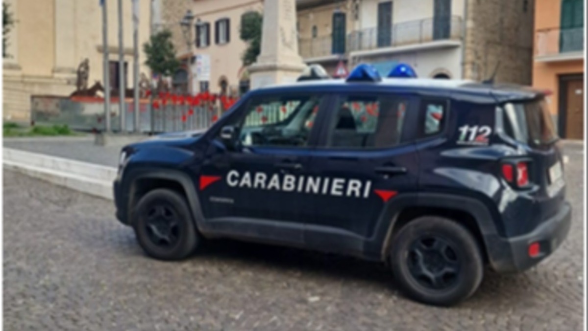 Entra in un negozio a Norma e porta via 200 euro dalla cassa - 