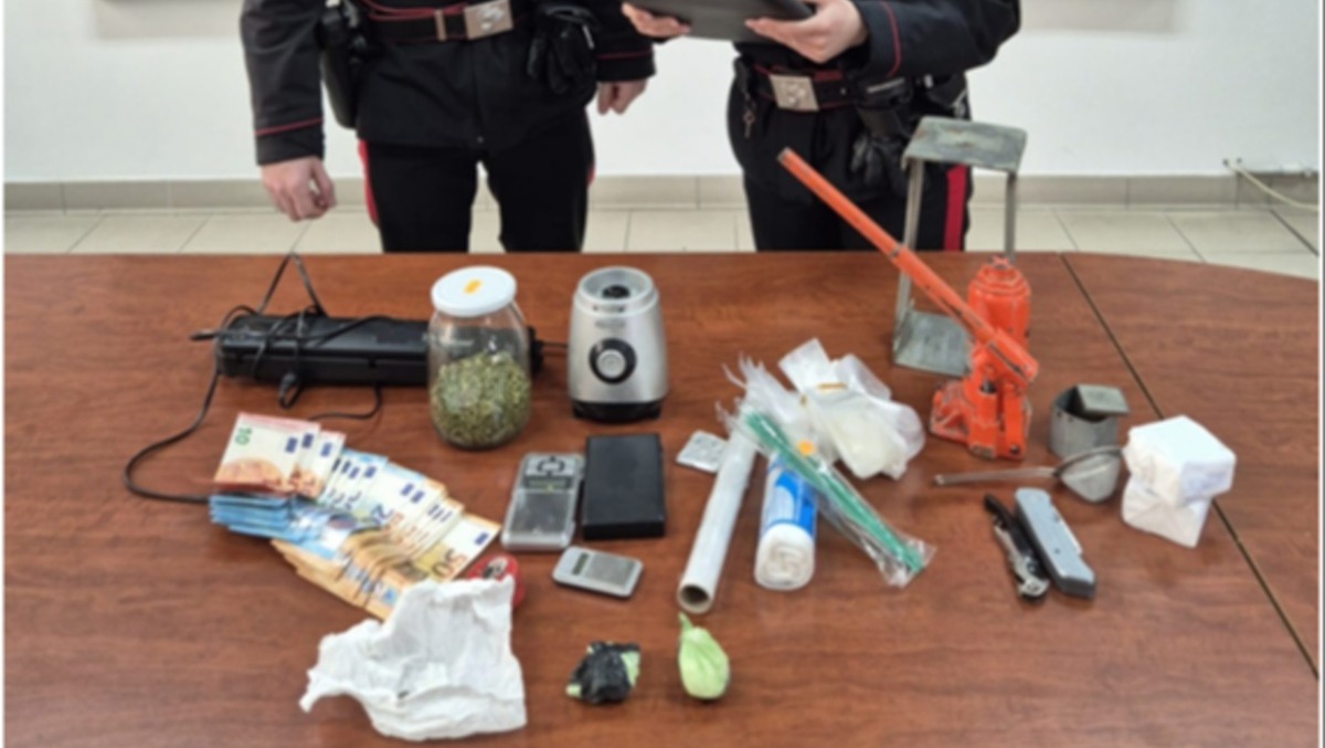Aprilia - Fermato in auto, tenta di disfarsi di cocaina e hashish: arrestato - 