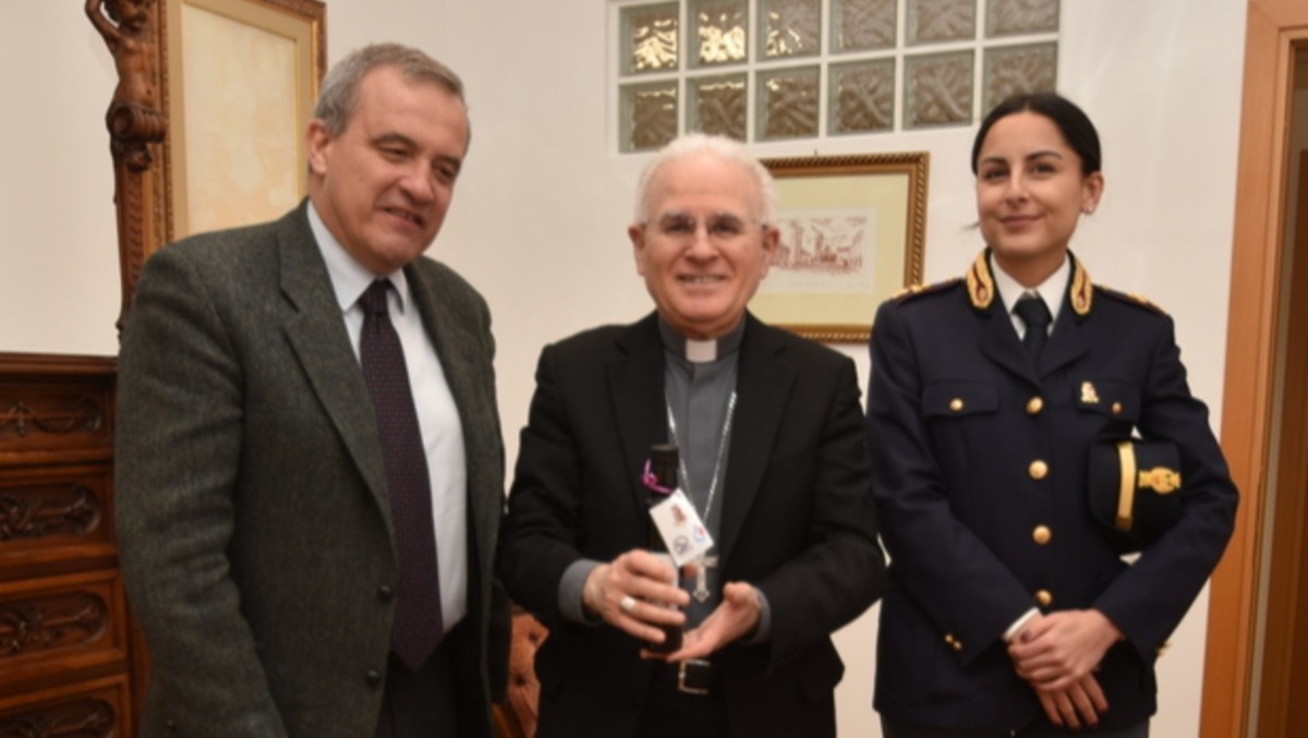 Il Questore consegna al Vescovo l’Olio del giardino della memoria di Capaci - 