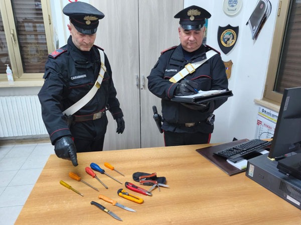 Carabinieri Latina - arnesi da scasso