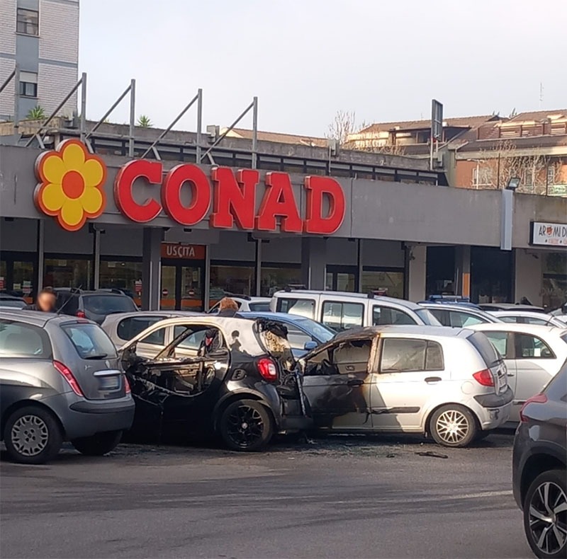 Auto in fiamme in viale Paganini, a Latina