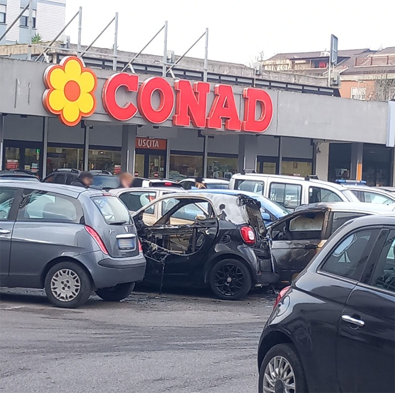 Auto in fiamme in viale Paganini, a Latina