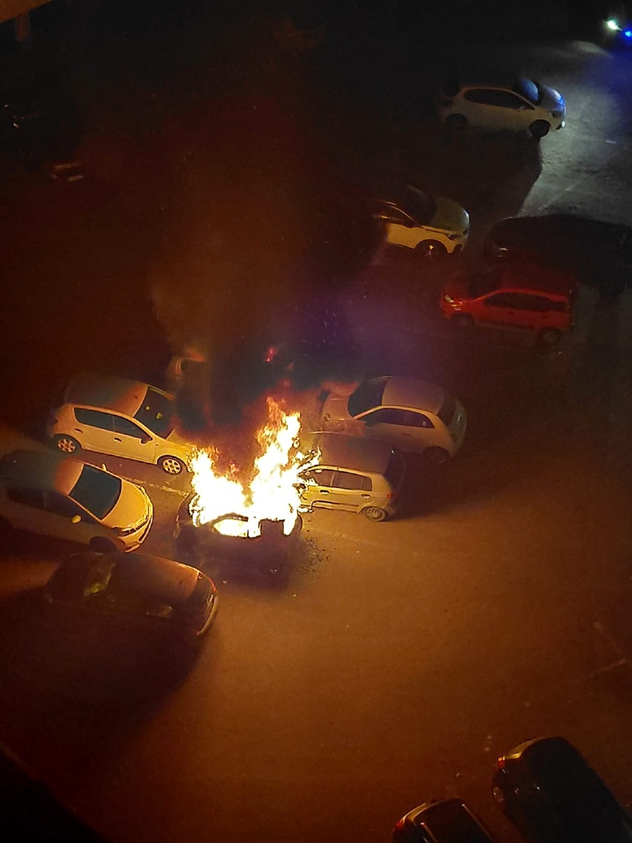 Auto in fiamme in viale Paganini, a Latina