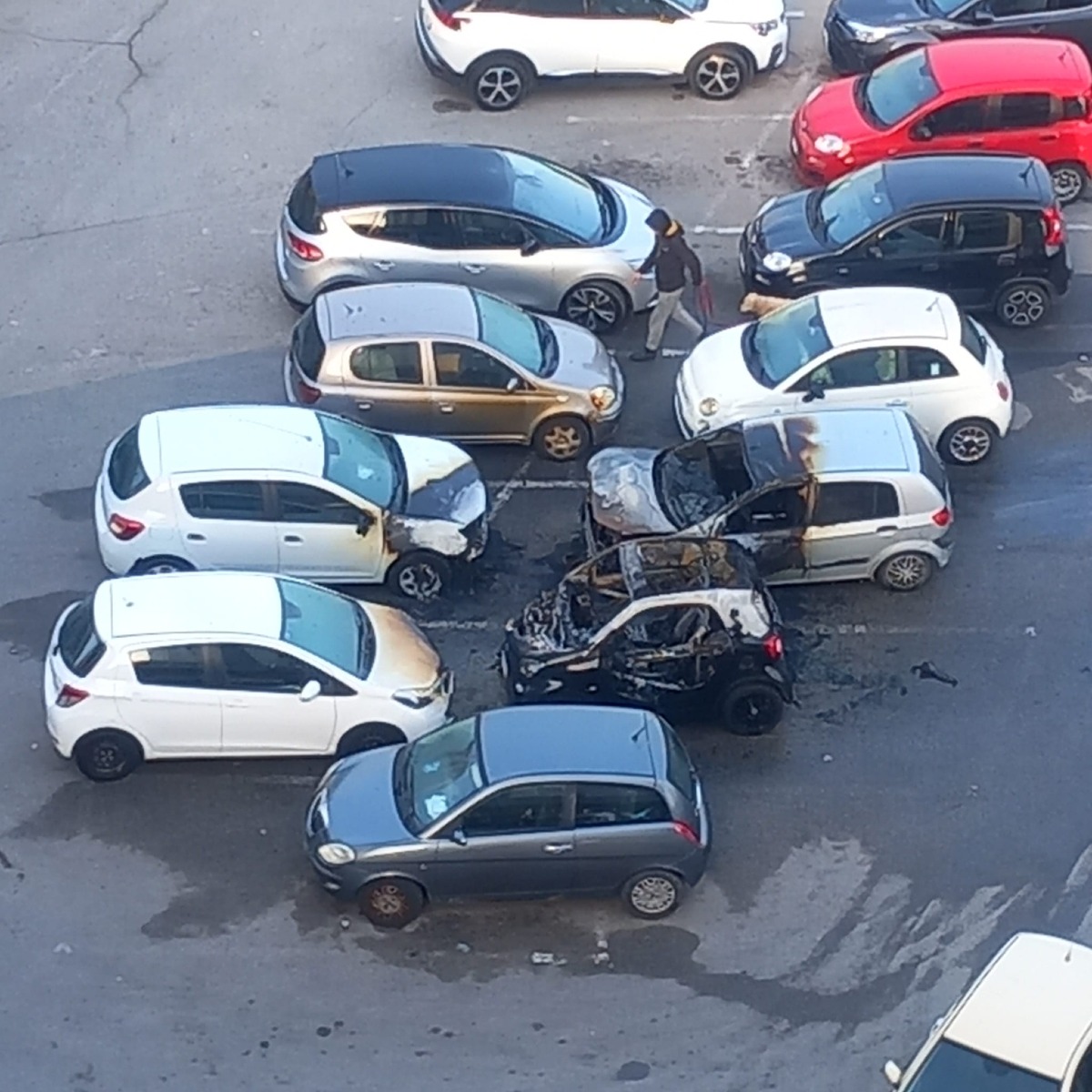 Auto in fiamme in viale Paganini, a Latina