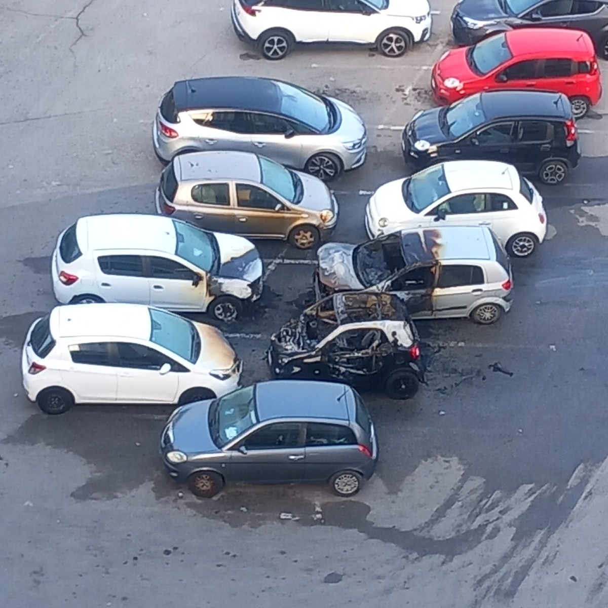 Auto in fiamme in viale Paganini, a Latina