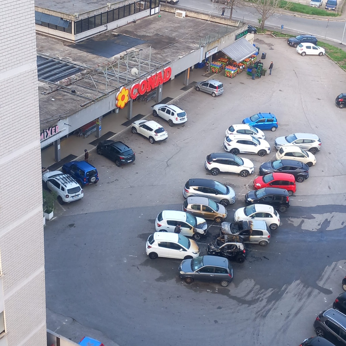 Auto in fiamme in viale Paganini, a Latina