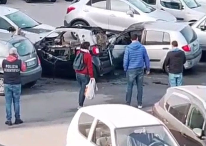 Auto in fiamme in viale Paganini, a Latina