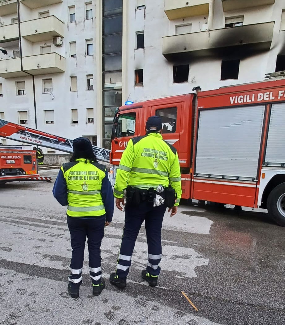 Anzio - incendio Corso Italia