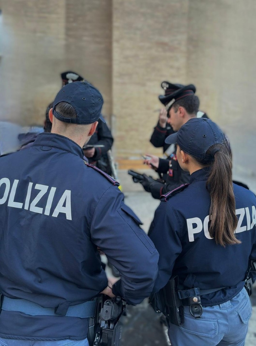 Polizia - agenti di spalle