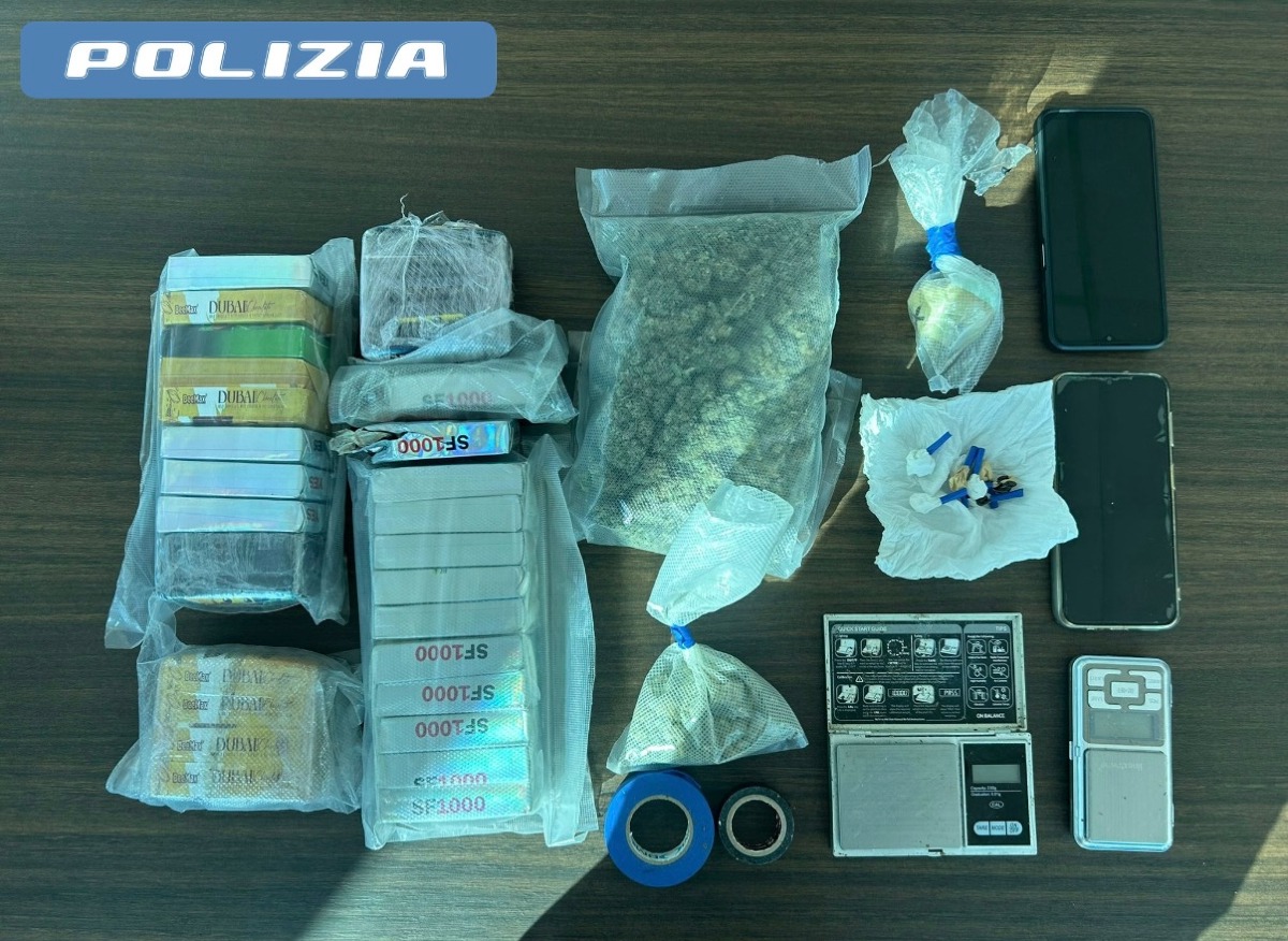 Polizia Aprilia - pistola e droga