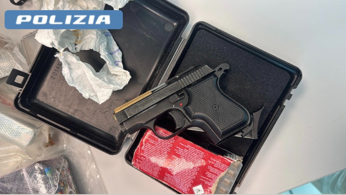 Polizia Aprilia - pistola e droga