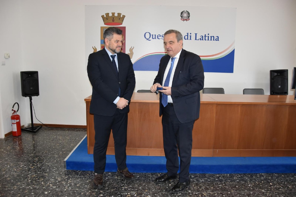 Il Commissario Capo Roberto Dalla Costa assieme al Questore di Latina Fausto Vinci.