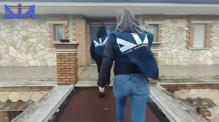 Assedio - la Dia fa irruzione nella villa di Forniti