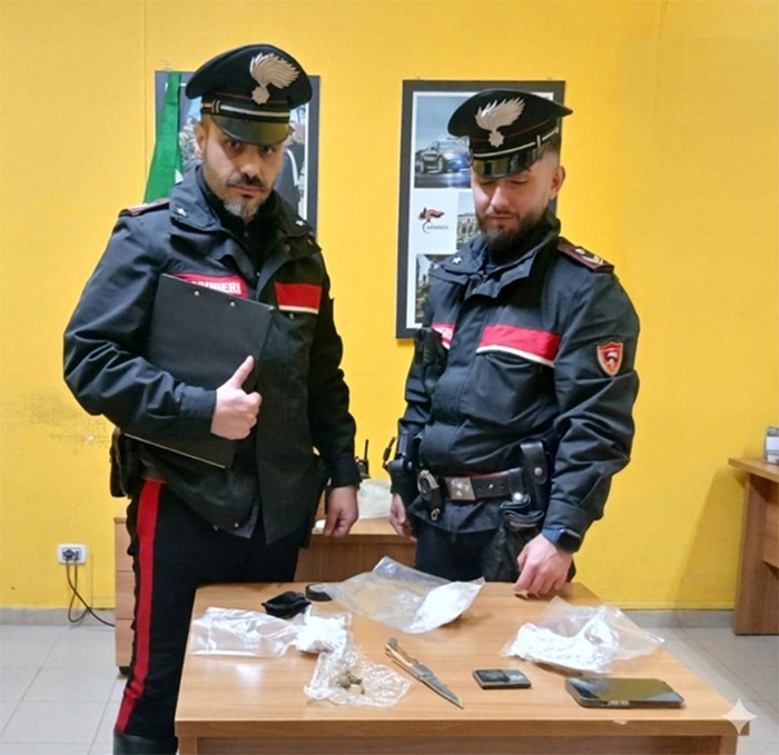 Carabinieri Latina - sequestro coltello e cocaina 