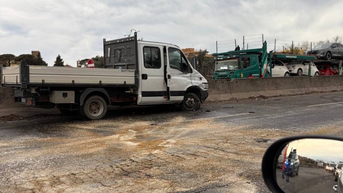 PONTINA, incidente a Pomezia: tutto fermo da via Apriliana - 