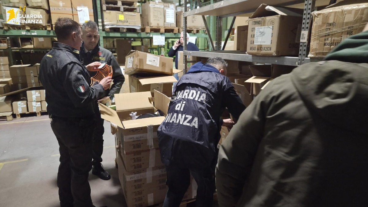 Sequestrati dalla Finanza di Roma oltre 115 milioni di articoli non sicuri importati dalla Cina. - 