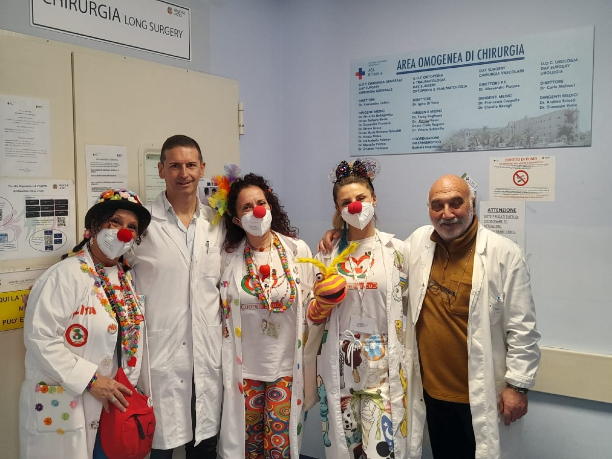 Sorrisi in corsia: i clown dottori dell’associazione “Cuore a Cuore” arrivano all’ospedale di Velletri. - 