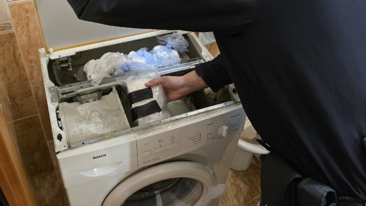 Sequestrato dalla Polizia il “bucato” della droga. Nascondeva 1 chilo di cocaina nella lavatrice.  - 