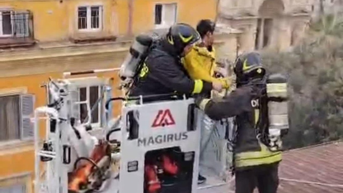 Appartamento in fiamme nella Capitale, tratte in salvo due persone. - 