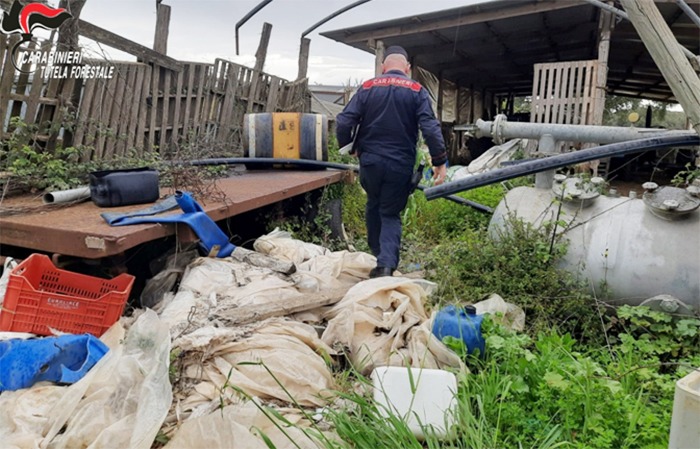 Scoperto nel parco Nazionale del Circeo un deposito incontrollato di rifiuti dato alle fiamme. - 