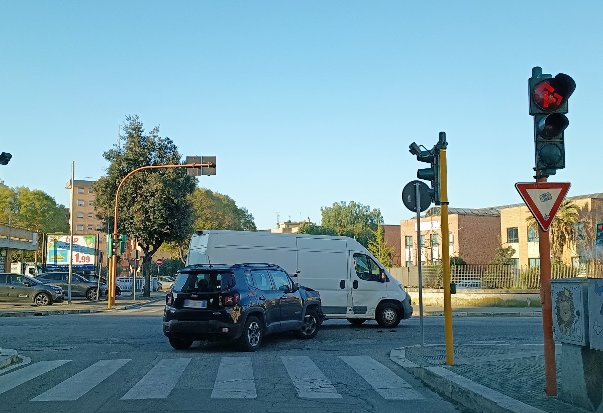 Aprilia, scontro all’incrocio tra una Jeep ed un furgone. - 