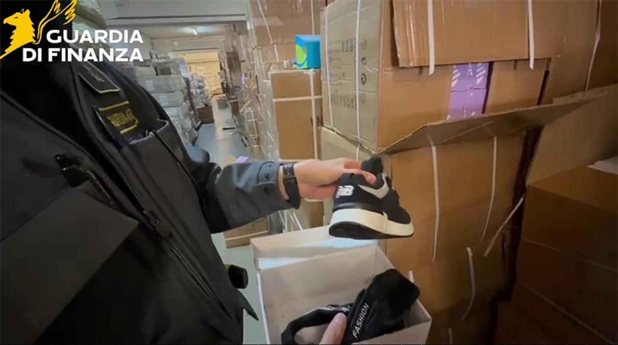 7mila paia di scarpe per bambini false sotto sequestro, valevano oltre 100mila euro - 
