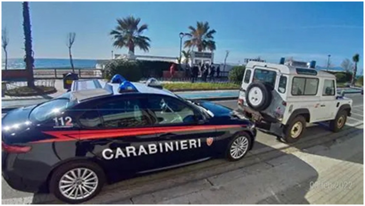 Giù i pantaloni in spiaggia davanti a tutti, ripreso in un video: fermato dai carabinieri  - 