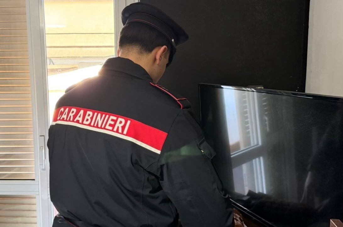 Blitz nelle palazzine Ater di via Roma, a Cecchina: occupazioni abusive e furto di acqua. - 