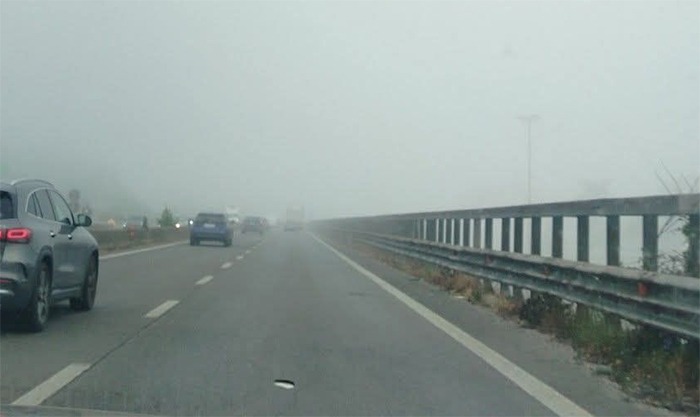 Rallentamenti sulla Pontina causa nebbia e veicolo in panne. - foto dalla pagina "Via Pontina S.S.148"