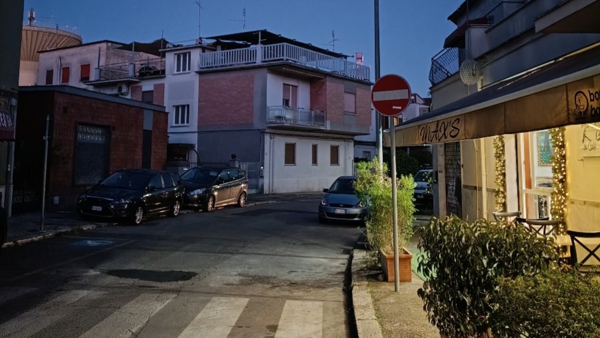 Aprilia, lavori lasciati a metà all’incrocio. La strada rimane al buio. - 