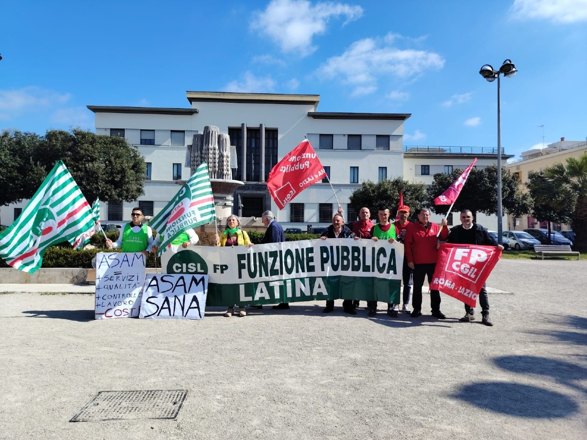 Aprilia Multiservizi, questa mattina il sit-in in Prefettura. Lunedì lo sciopero. - 