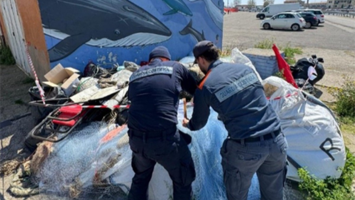 Montagna di rifiuti abbandonata su un'area demaniale a Terracina - 