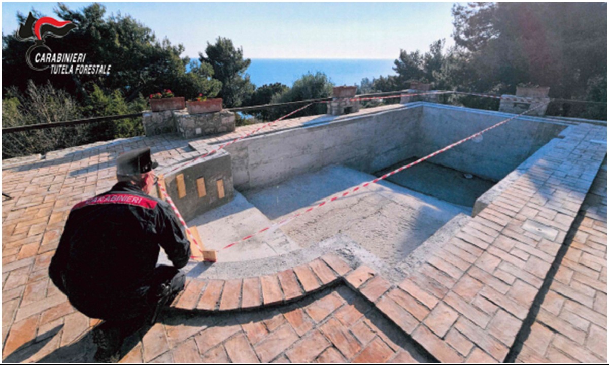 Piscina vista mare sul promontorio del Circeo: era abusiva - 