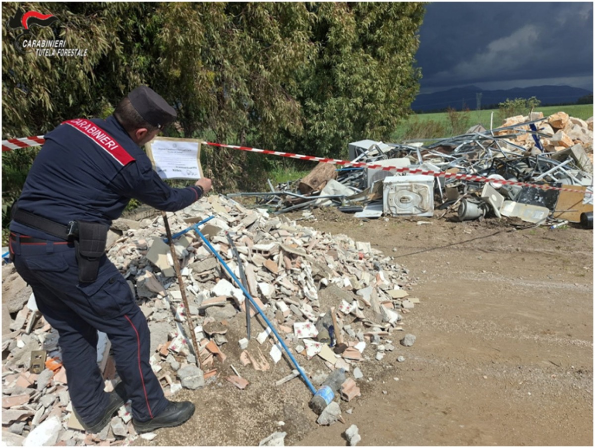Scarica inerti in un piazzale e gli dà fuoco, denunciato - 
