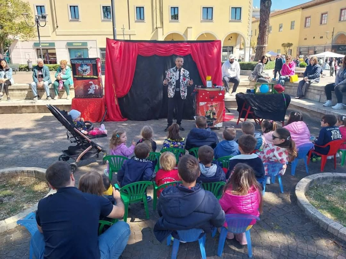 Il centro di Aprilia si anima con il Mercatino e il Mago Babbaleo - 
