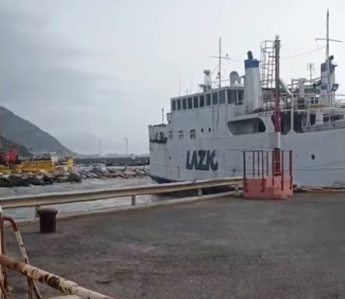 Forte vento, traghetto "Maria Maddalena" alla deriva - 