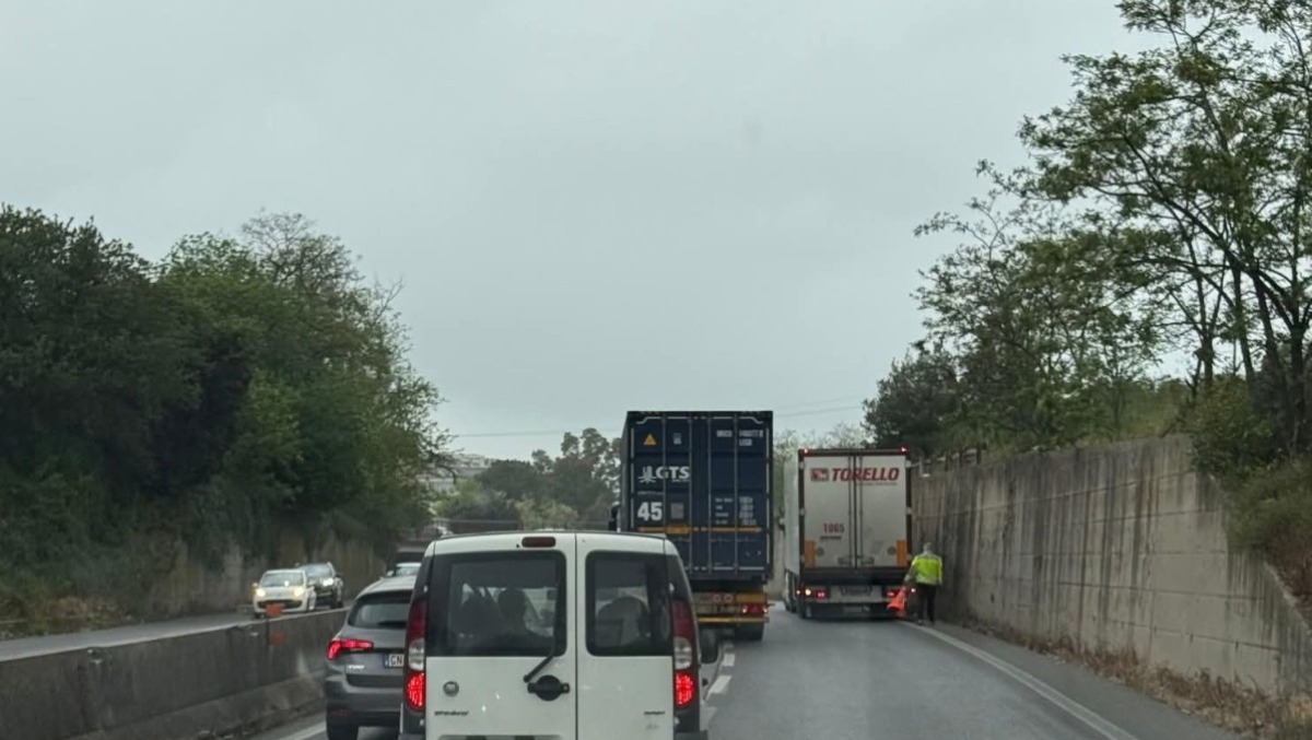 Pontina, camion in panne a Vallelata: lunghe code - 